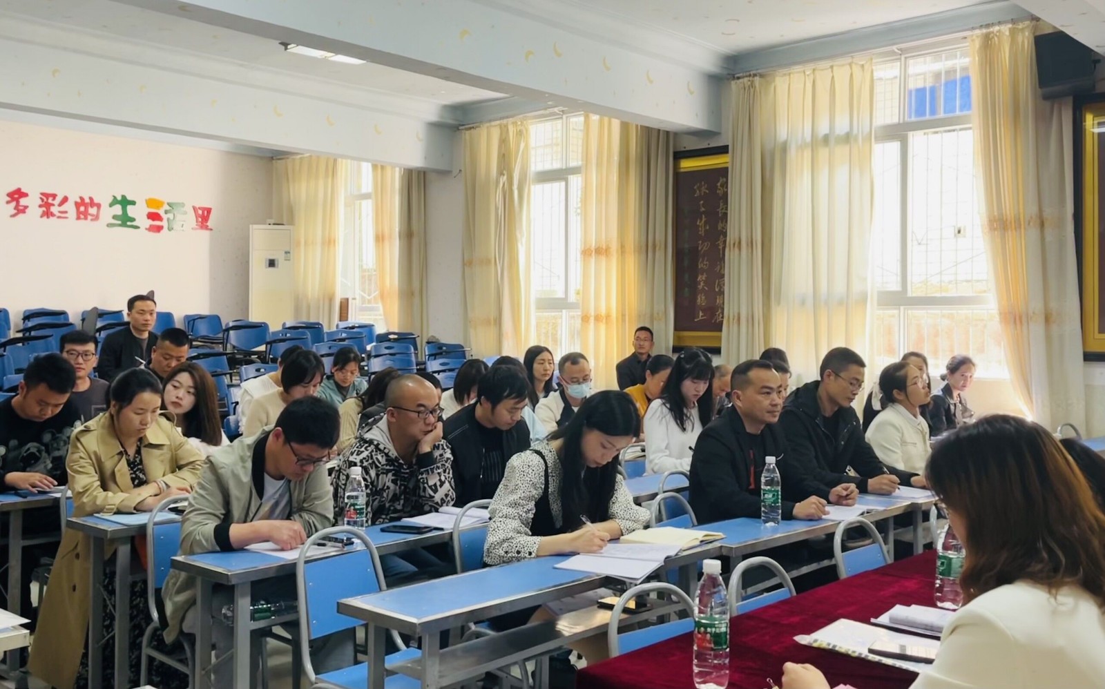 沿滩区小学数学何利苹名师工作室与龙华小学同课异构研讨活动