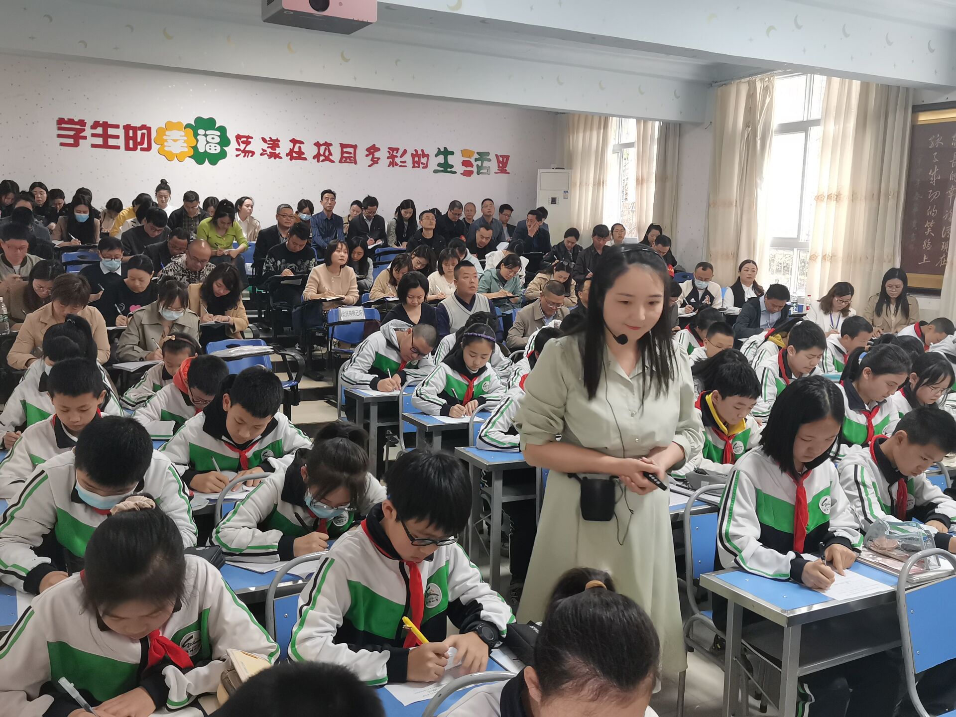 沿滩区小学数学何利苹名师工作室与龙华小学同课异构研讨活动