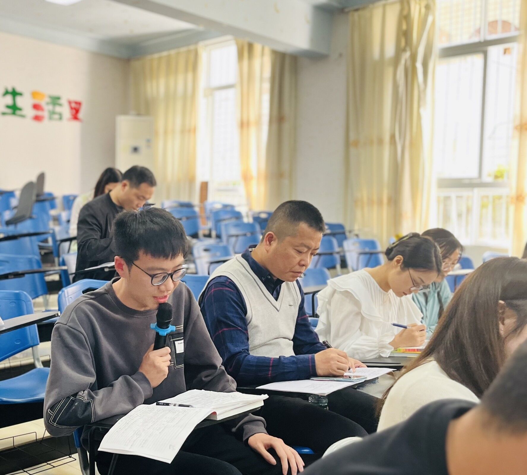 沿滩区小学数学何利苹名师工作室与龙华小学同课异构研讨活动