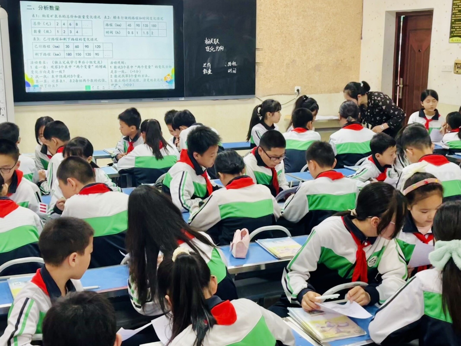沿滩区小学数学何利苹名师工作室与龙华小学同课异构研讨活动