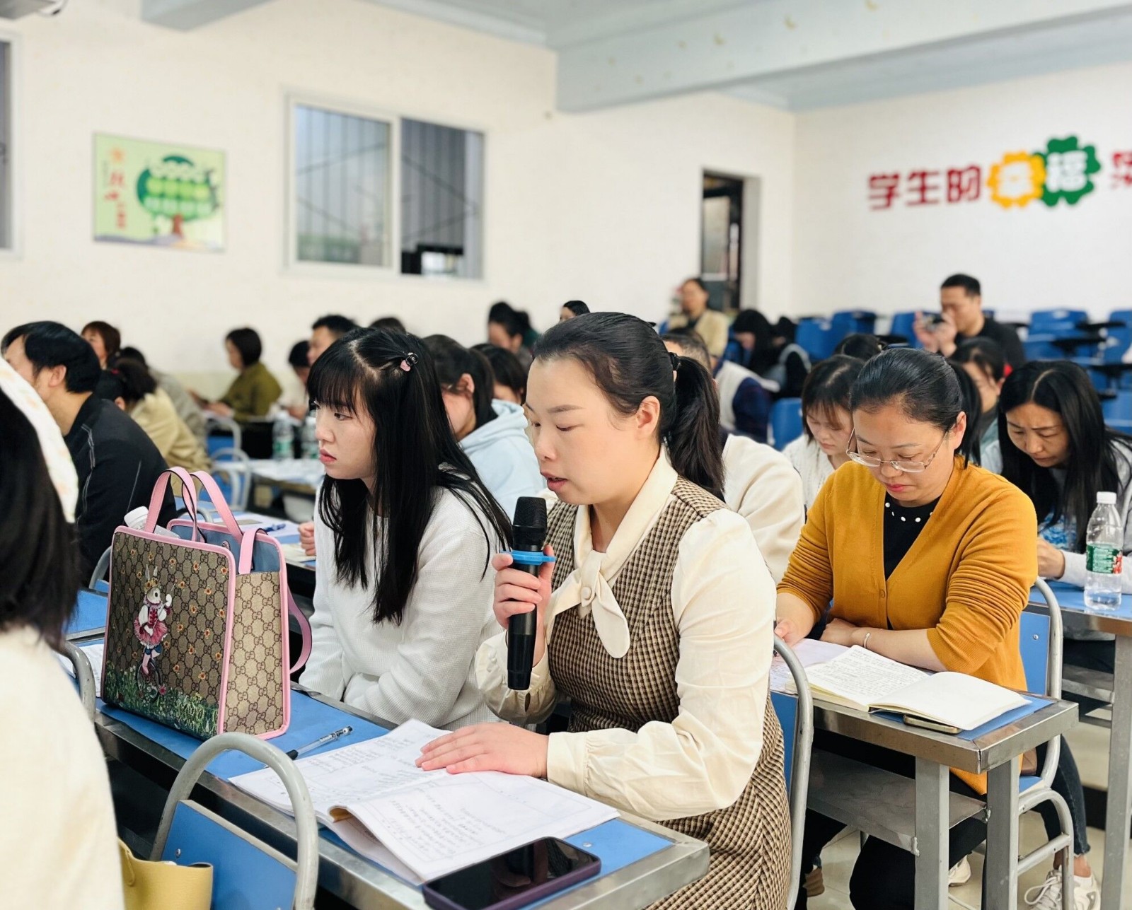 沿滩区小学数学何利苹名师工作室与龙华小学同课异构研讨活动