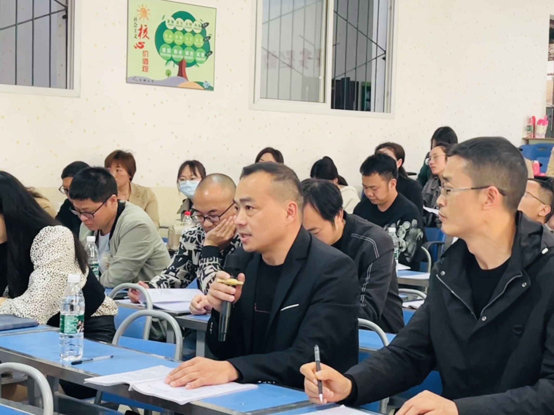 沿滩区小学数学何利苹名师工作室与龙华小学同课异构研讨活动