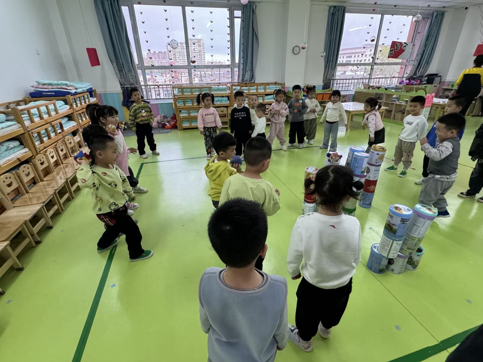 中一班本土资源2025.5.9活动目标: 1.了解投掷的相关动作、方法。 2.学会肩上挥臂投远，能正确投掷沙包。 3.愿意加入到体育活动当中，和小伙伴一起享受投掷的乐趣。