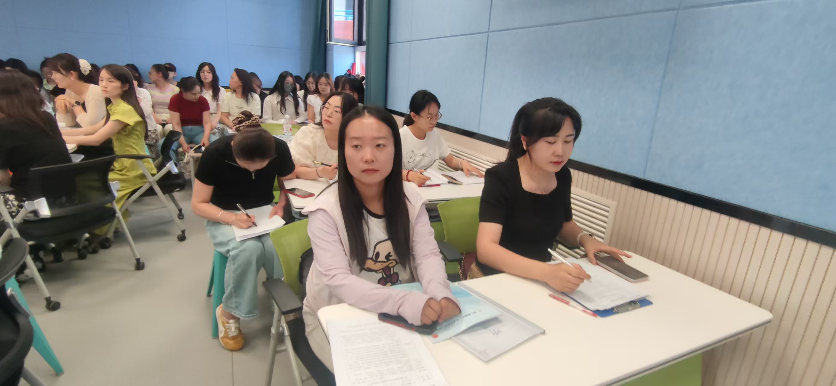 李岚名师工作室“单元整体教学中任务链的设计实践研究”课例观摩学习研讨照片