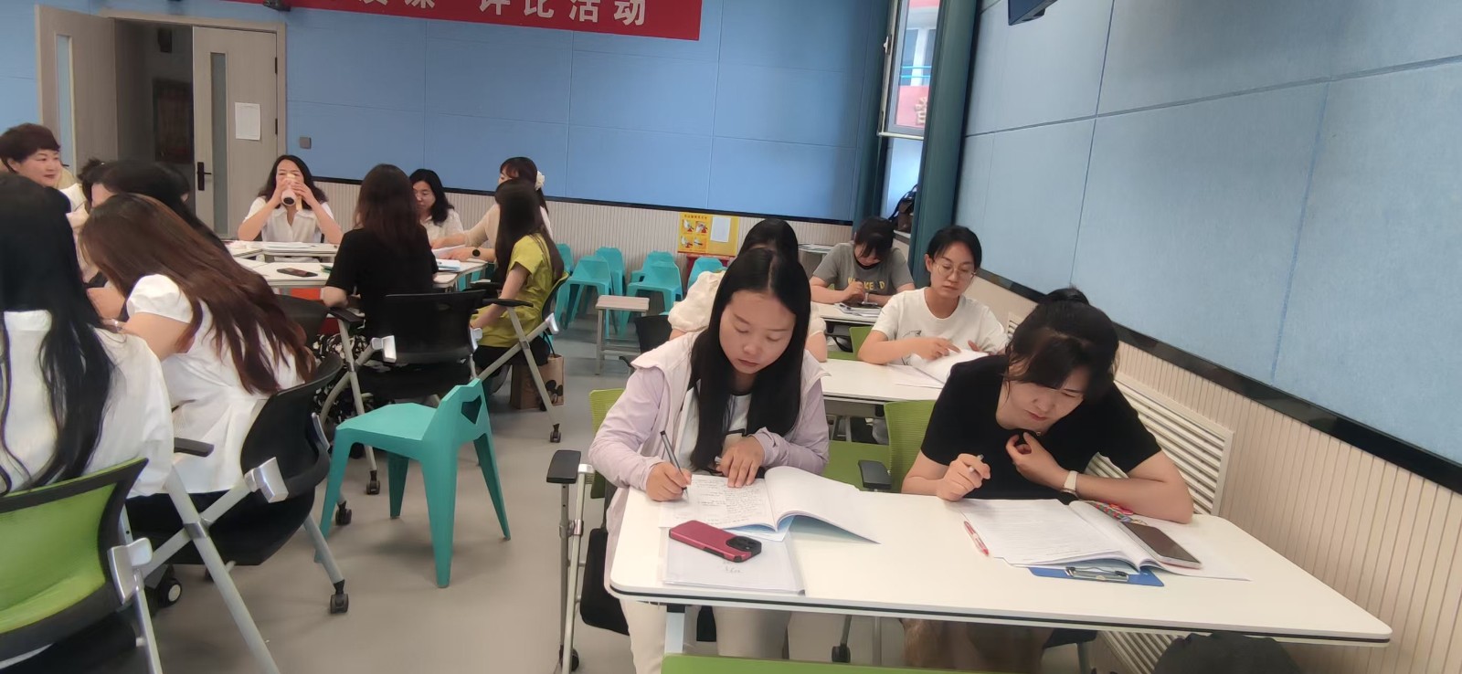 李岚名师工作室“单元整体教学中任务链的设计实践研究”课例观摩学习研讨照片