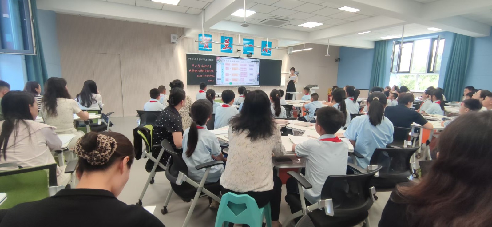李岚名师工作室“单元整体教学中任务链的设计实践研究”课例观摩学习研讨照片