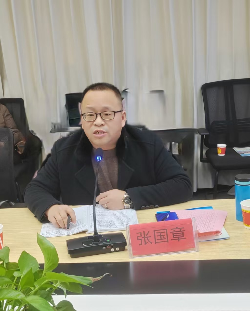 张国章在省名师工室冯草根工作室做发言