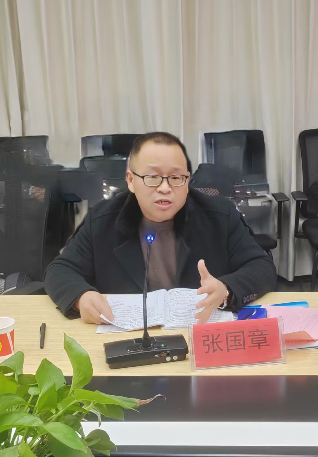 张国章在省名师工室冯草根工作室做发言