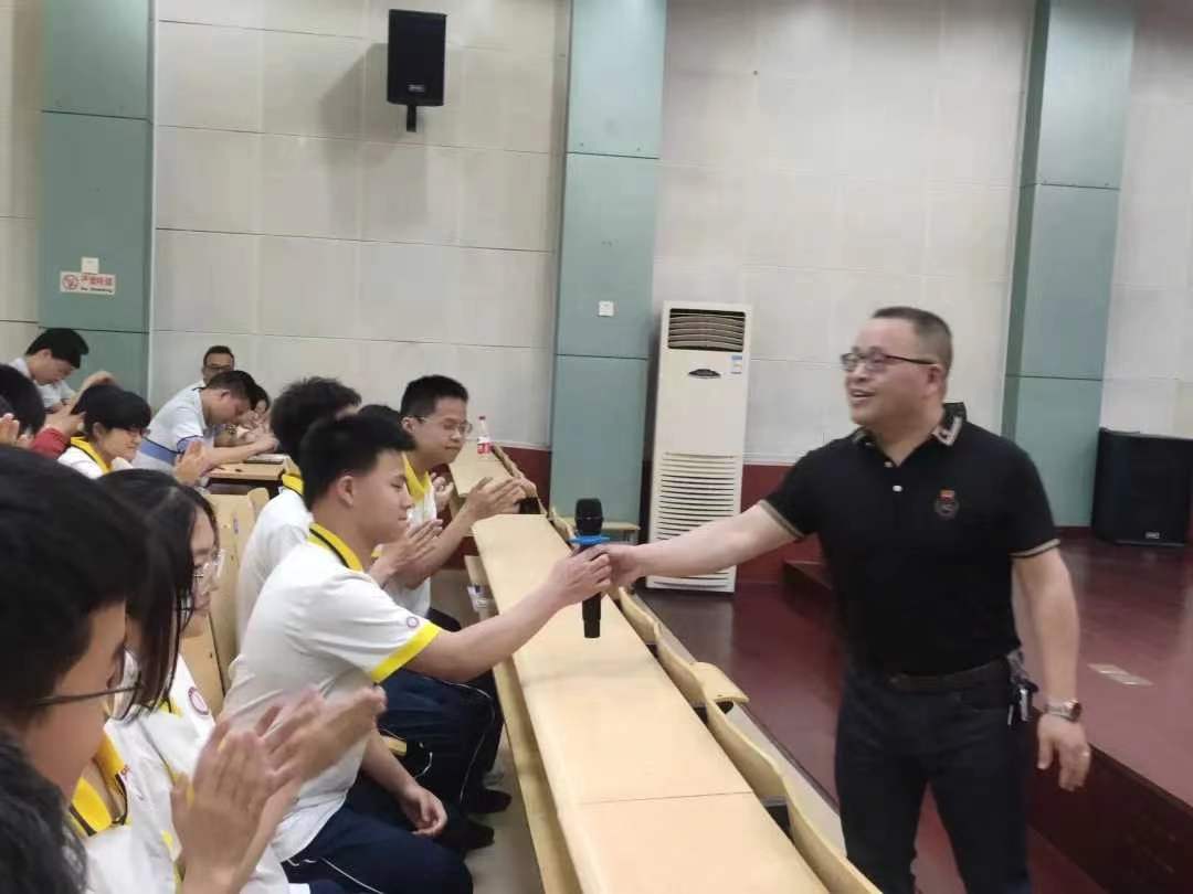 张国章在宜春实验中学作党史学习教育宣讲