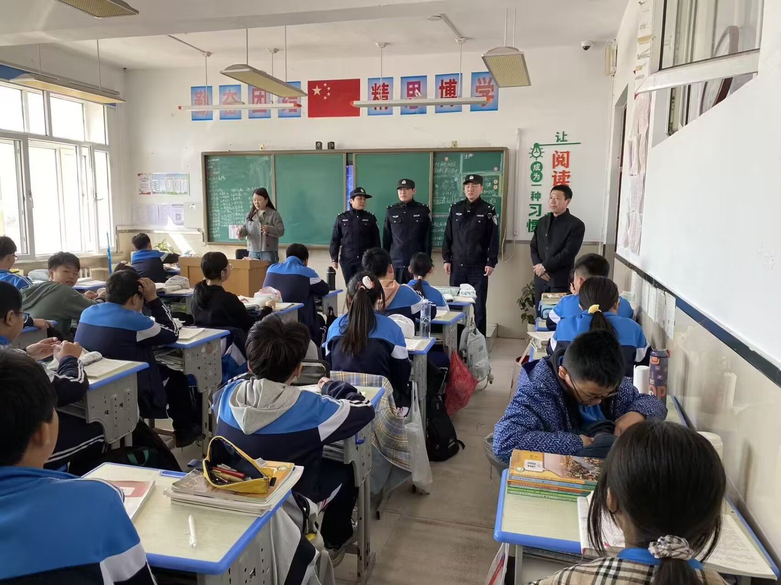 派出所进校园开展防欺凌、扫黄打非安全教育